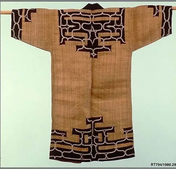 藍染布の縁取りがあるアイヌの衣服