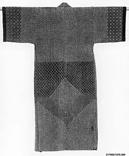 白い刺し子を重ねた藍染の着物