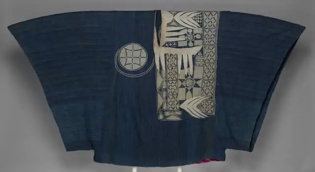 白い刺繍が映える礼装リガ