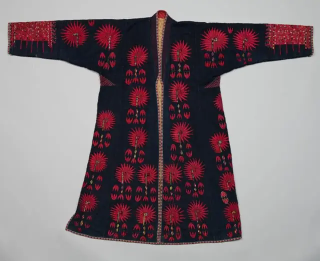 深い藍に赤い花を刺繍した女性の衣服